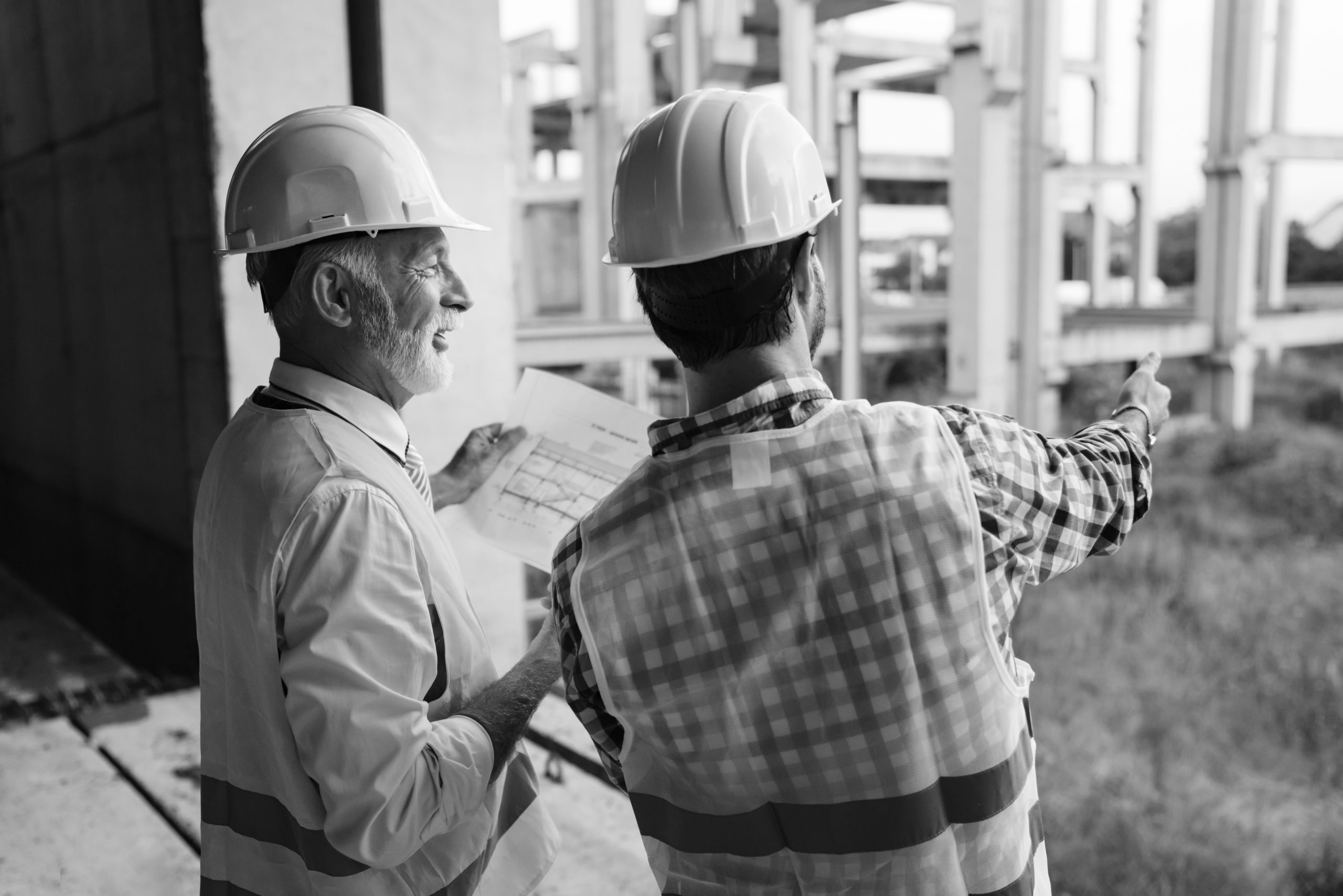Deux entrepreneurs en construction